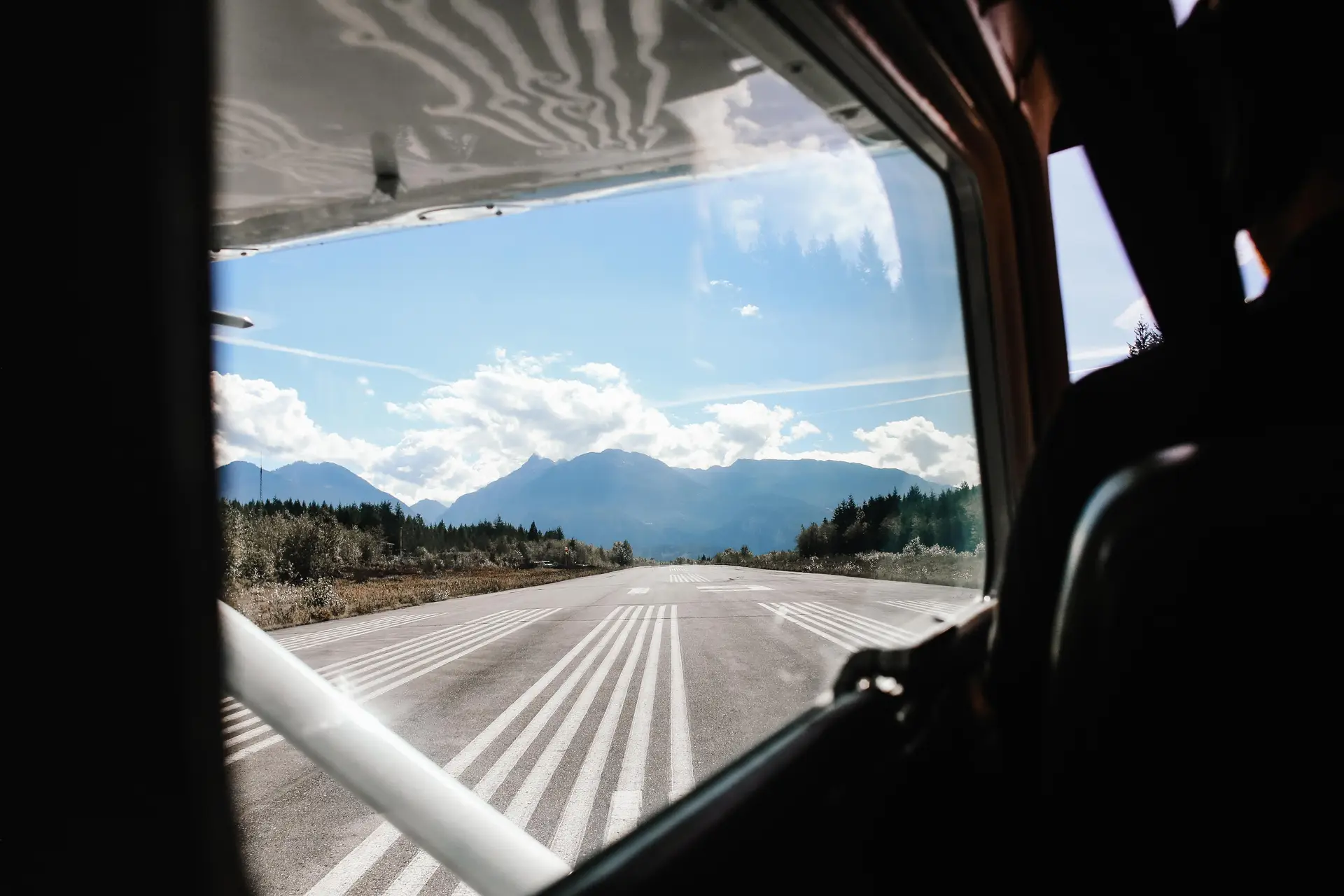 Cockpit and mountain runway consultation preview